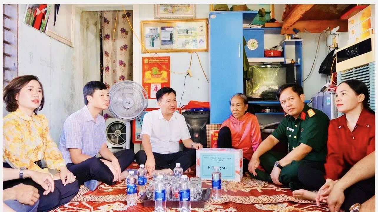 Los lideres de la patria de Vietnam, frente de Quang Tri, aprecian a la familia Policy en Hoa Trach Commune. Foto: Nguyen Hoai