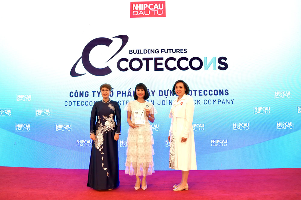 Ms. Nguyen Thi Huyen Phuong - External Affairs Director of Coteccons - received honors from the Organizing Committee. Photo: Provided by the enterprise