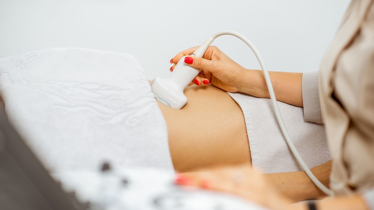 患者は、もしあれば婦人科疾患、卵巣疾患を検出するために腹部超音波検査を受けます。写真:Nguyen Tri Phuong病院