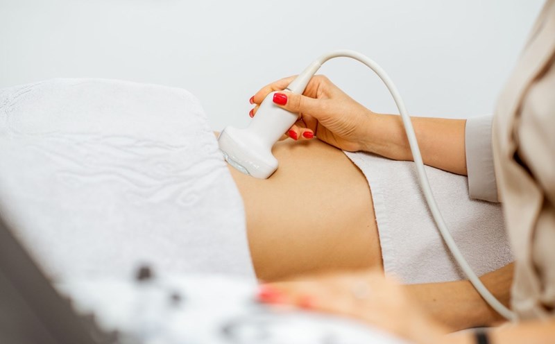 The patient's abdominal ultrasound was to detect gynecological and ovarian diseases, if any. Photo: Nguyen Tri Phuong Hospital