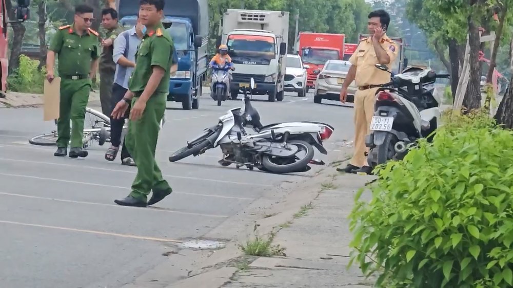 A man over 70 years old in Ho Chi Minh City passed out after colliding with a motorbike