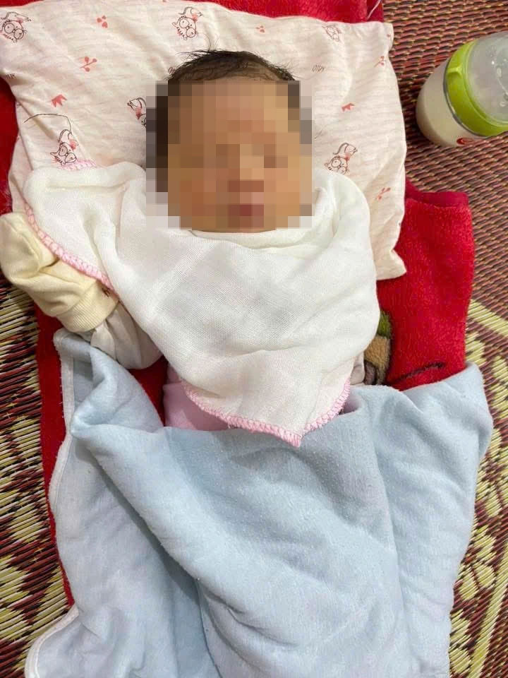 Be gai so sinh bi bo roi ven Quoc lo 70 thuoc dia ban xa Phuc Loi, tinh Lao Cai. Anh: Nguoi dan cung cap