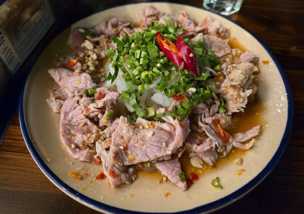 Spicy rare ceai beef is a great choice to enjoy for family meals on the weekend. Photo: Tuan Dat