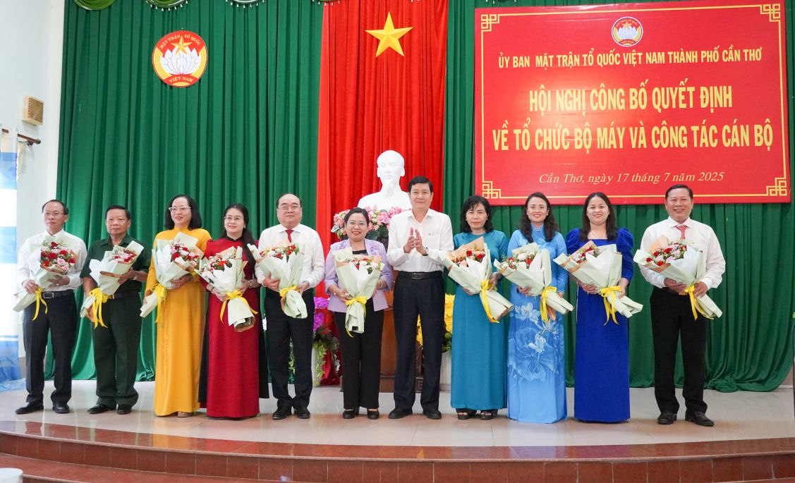 Lanh dao Ban To chuc Thanh uy len trao hoa cho cac dong chi trong Ban Thuong truc Uy ban MTTQ Viet Nam TP Can Tho, nhiem ky 2024 - 2029. Anh: Phuong Anh