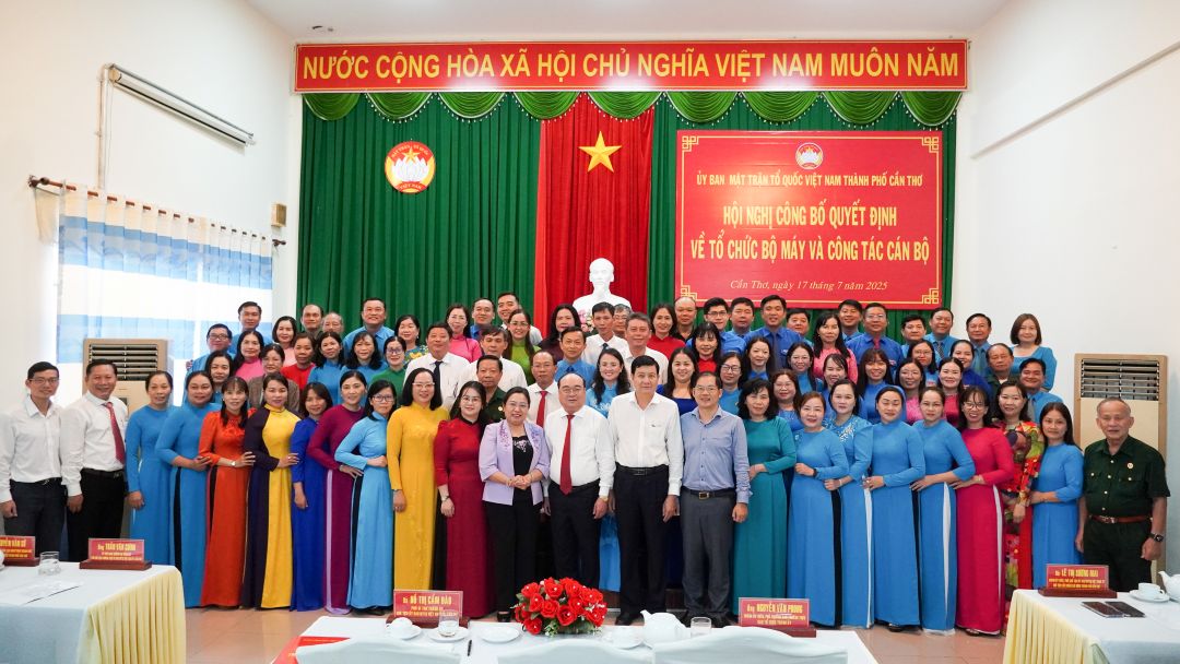 Cac dai bieu chup anh luu niem. Anh: Phuong Anh