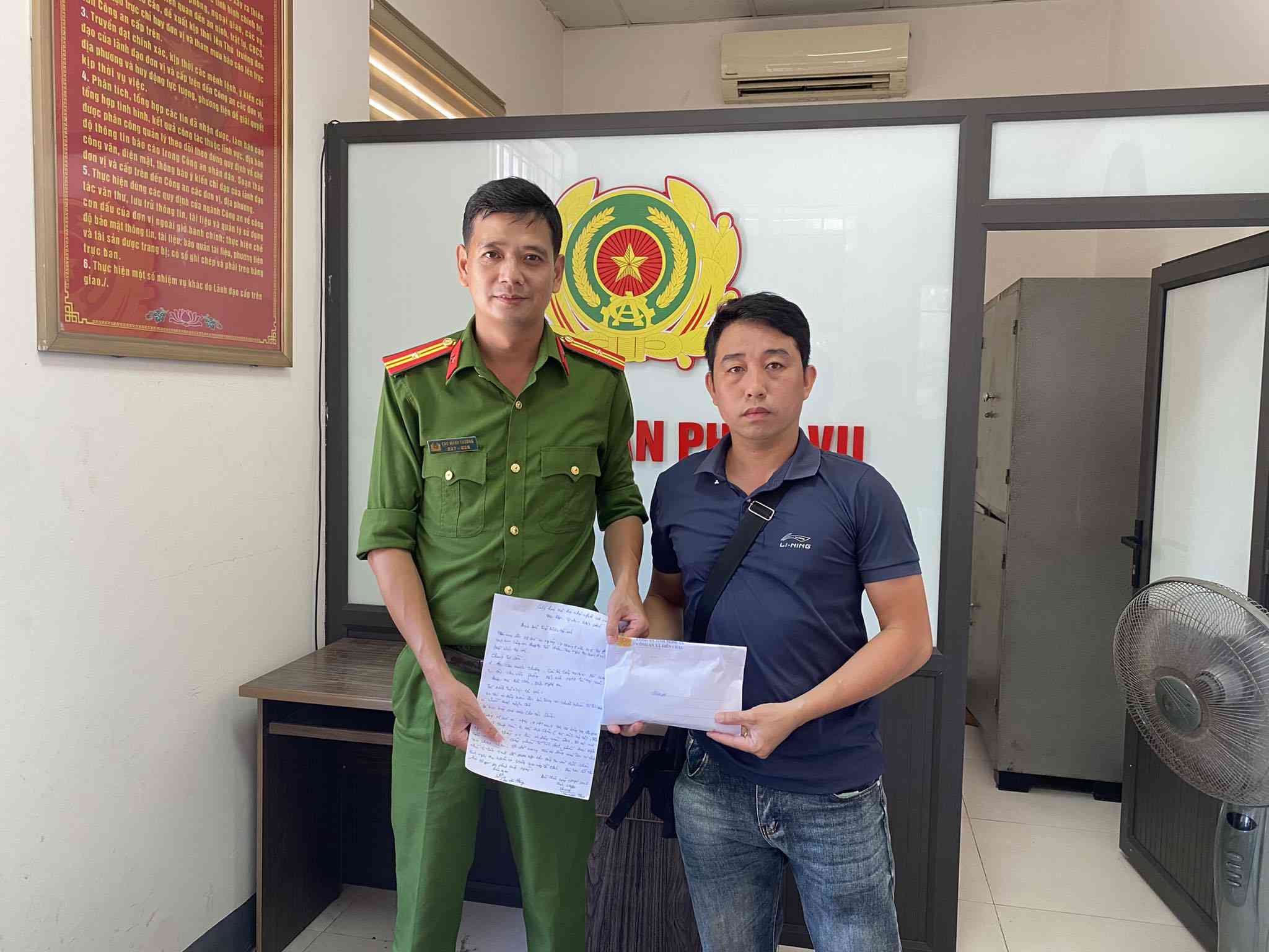 Sr. Chu Van Thong - Residiendo en Hai Dong Hamlet, Dien Chau Commune, y fue a la sede de la policia de Dien Chau Commune para entregar el dinero para recoger el camino. Foto: NGOC ANH