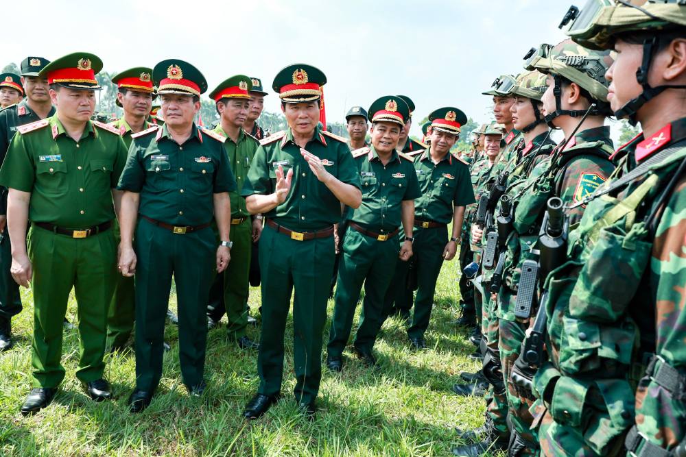 Nguyen Tan Cuong 대장이 간부와 군인을 격려하고 있습니다. 사진: Hai Nguyen