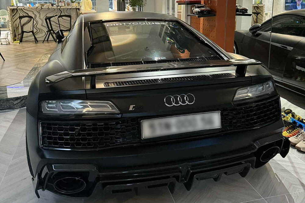 Audi R8 V10 Plus es prominente con una nueva apariencia y una placa personalizada. Foto: Khoa Sen