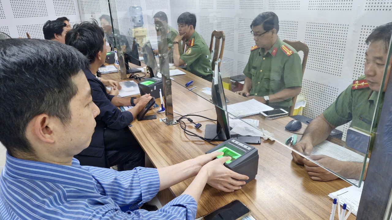 De dam bao duoc yeu cau cong viec, lanh dao chi huy cung nhu can bo chien si cua Phong PA08 phai truc 24/24 tai don vi de xu ly ngay su co neu co. Anh: Anh Tu