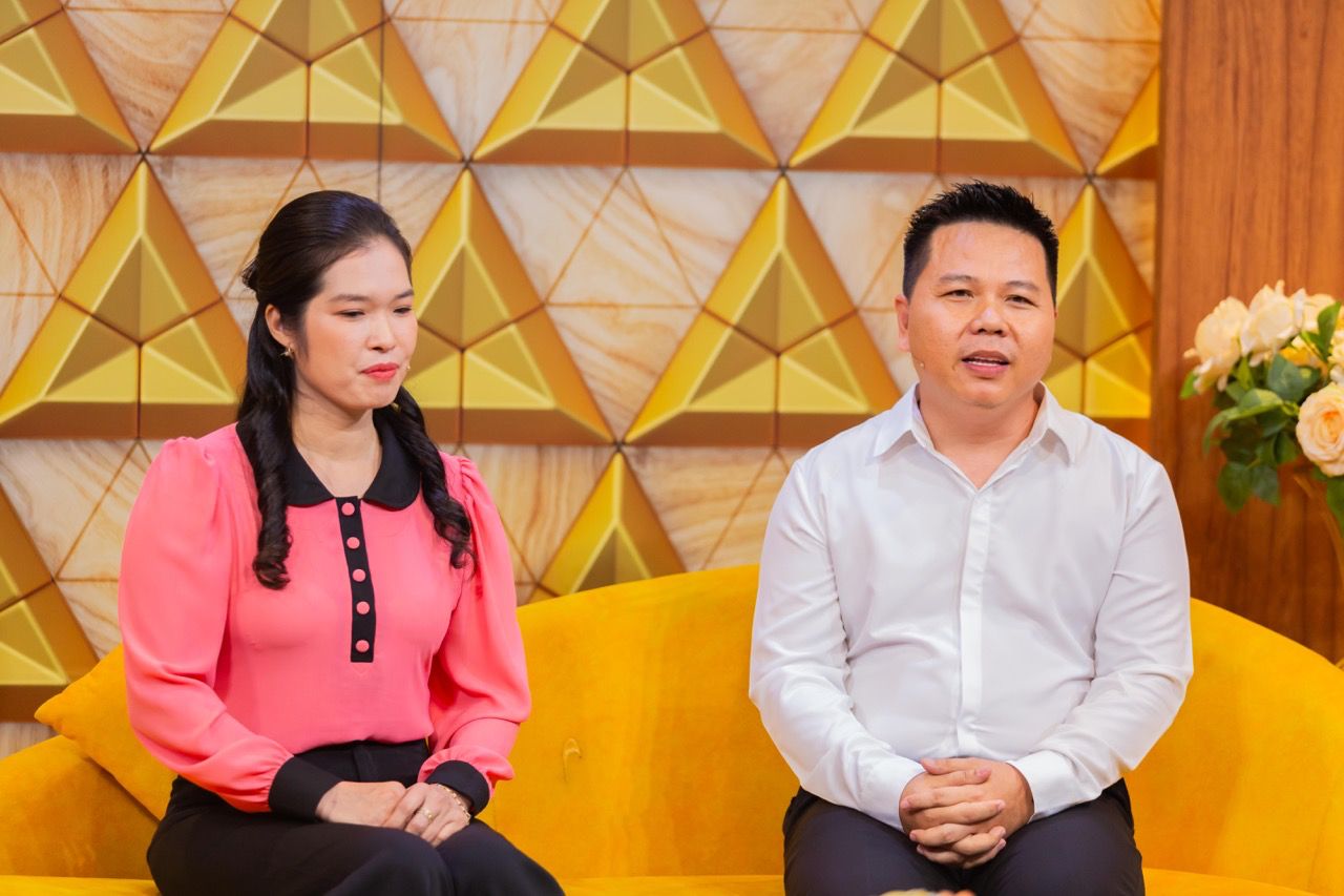 Mr. Phuc Truong and his wife at the Thuan Chong show. Photo: Jet provided.