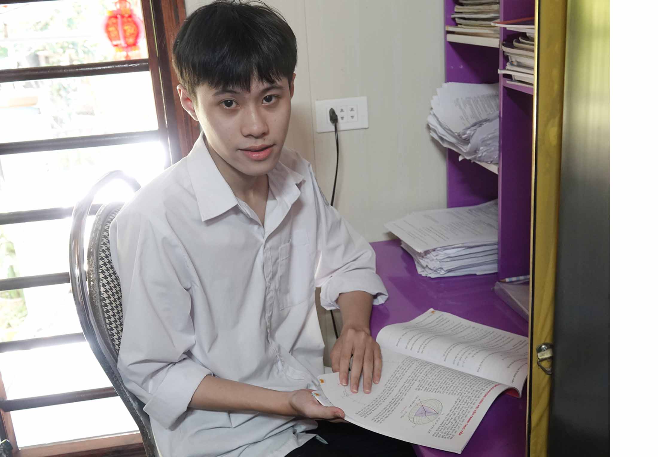 Chu Van Dung tiene el puntaje de examen de graduacion de secundaria mas alto en Ha Tinh. Foto: Tran Tuan.