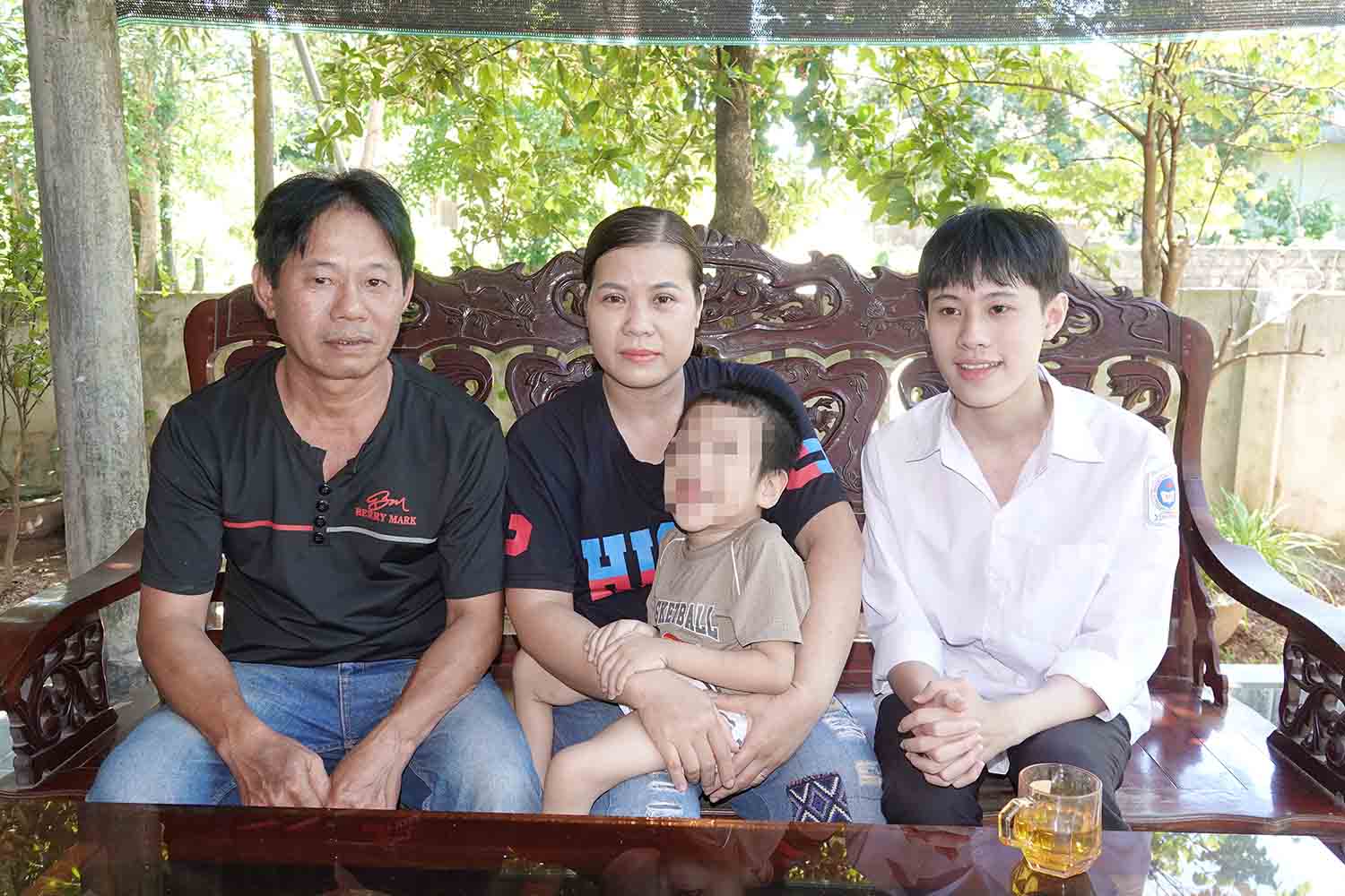 Em Dung ben bo, me va em trai cua minh. Anh: Tran Tuan.