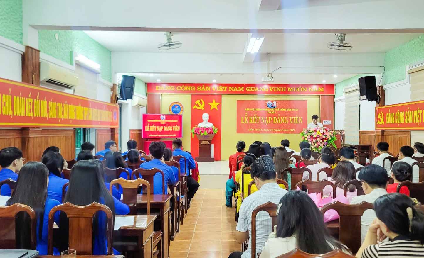 Mot buoi le ket nap Dang vien cho hoc sinh suat sac o Truong THPT Cam Xuyen. Anh nha truong cung cap.