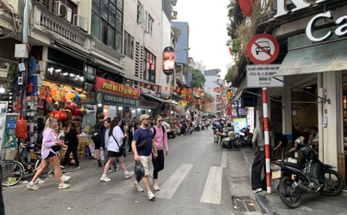 ハノイの人々は常に観光客を迎えるために手を伸ばしています。写真:Huu Chanh