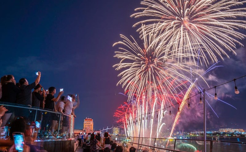 The highest rooftop bar in Da Nang is the top destination for tourists every DIFF fireworks season. Photo: Thanh Son