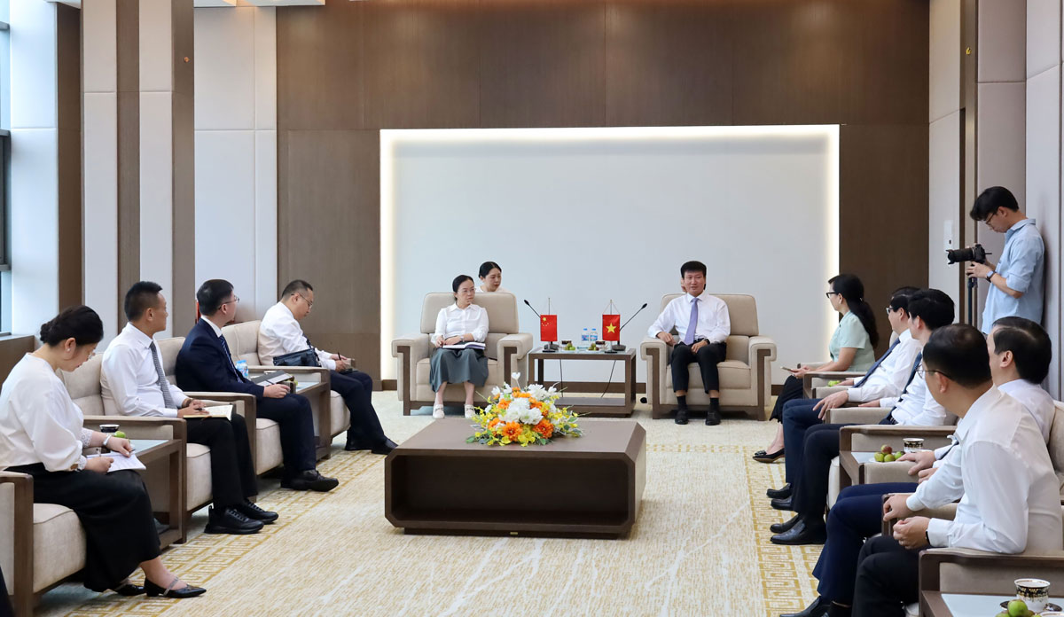 Chu tich UBND tinh Lao Cai Tran Huy Tuan tiep doan dai bieu huyen Ha Khau, chau Hong Ha, tinh Van Nam (Trung Quoc). Anh: Van Duc