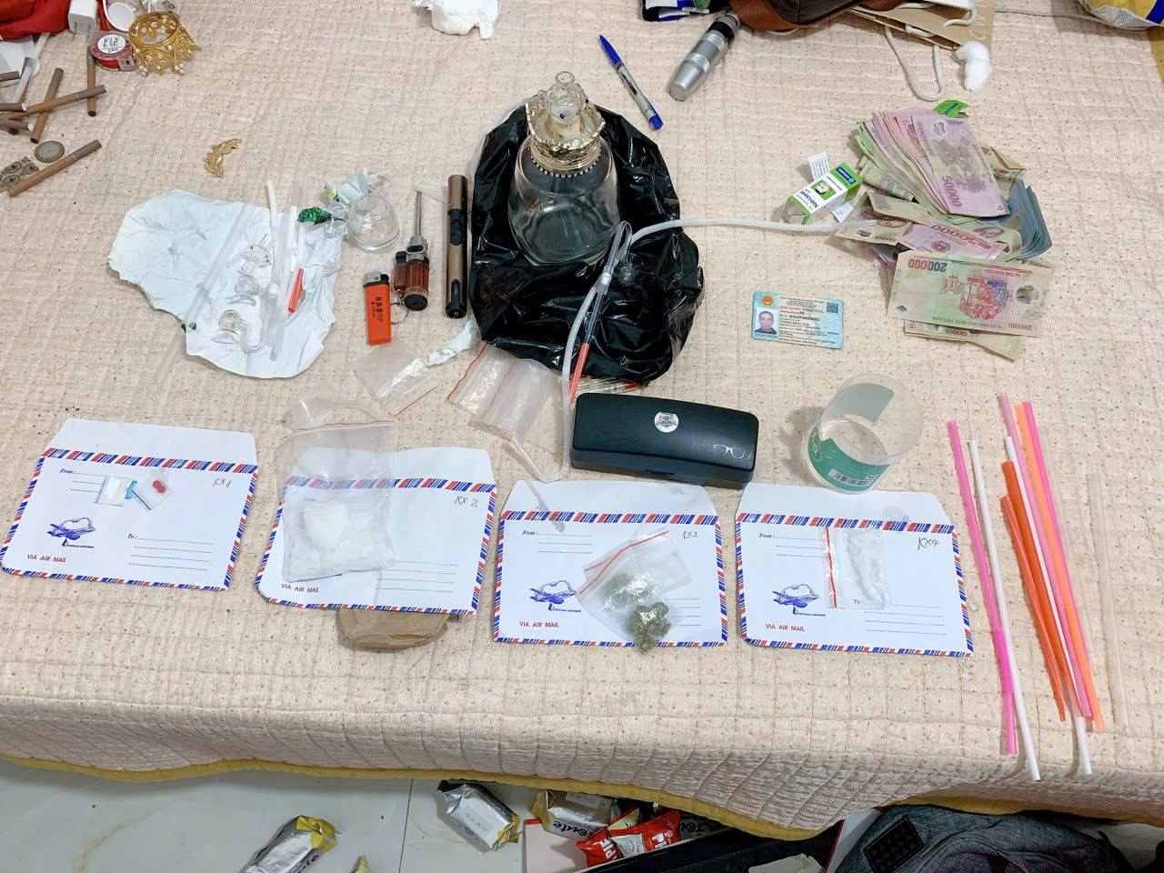 검찰관은 협력하여 Son bia의 거주지를 긴급 수색하고 많은 양의 마약과 관련 증거물을 압수했습니다. 사진: 하이퐁 6구역 인민 검찰청