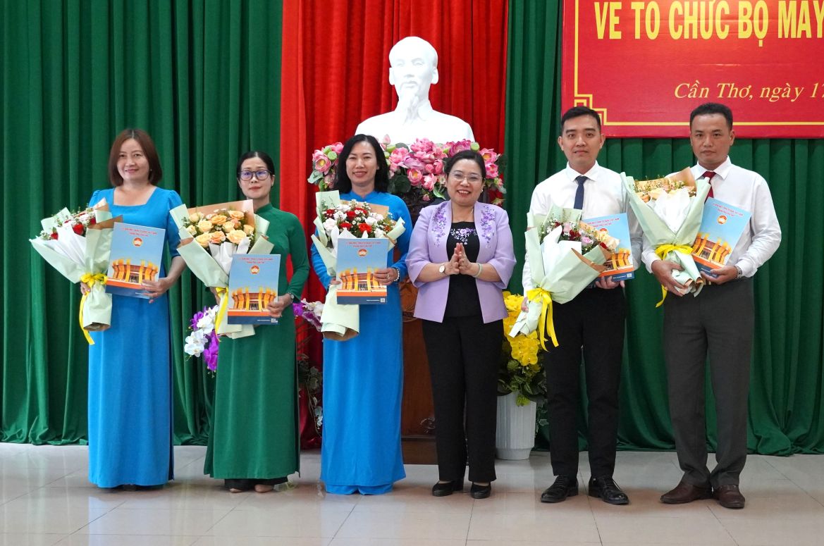 Ba Ho Thi Cam Dao - Pho Bi thu Thanh uy, Chu tich Uy ban MTTQ Viet Nam TP Can Tho tang hoa chuc mung lanh dao Van phong Uy ban MTTQ Viet Nam TP. Anh: Phuong Anh