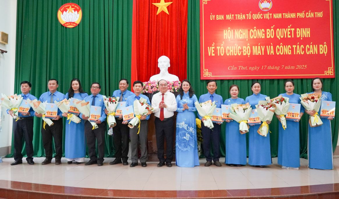 Lanh dao Uy ban MTTQ Viet Nam TP, LDLD TP Can Tho tang hoa chuc mung cac dong chi ban Cong tac Cong doan. Anh: Phuong Anh