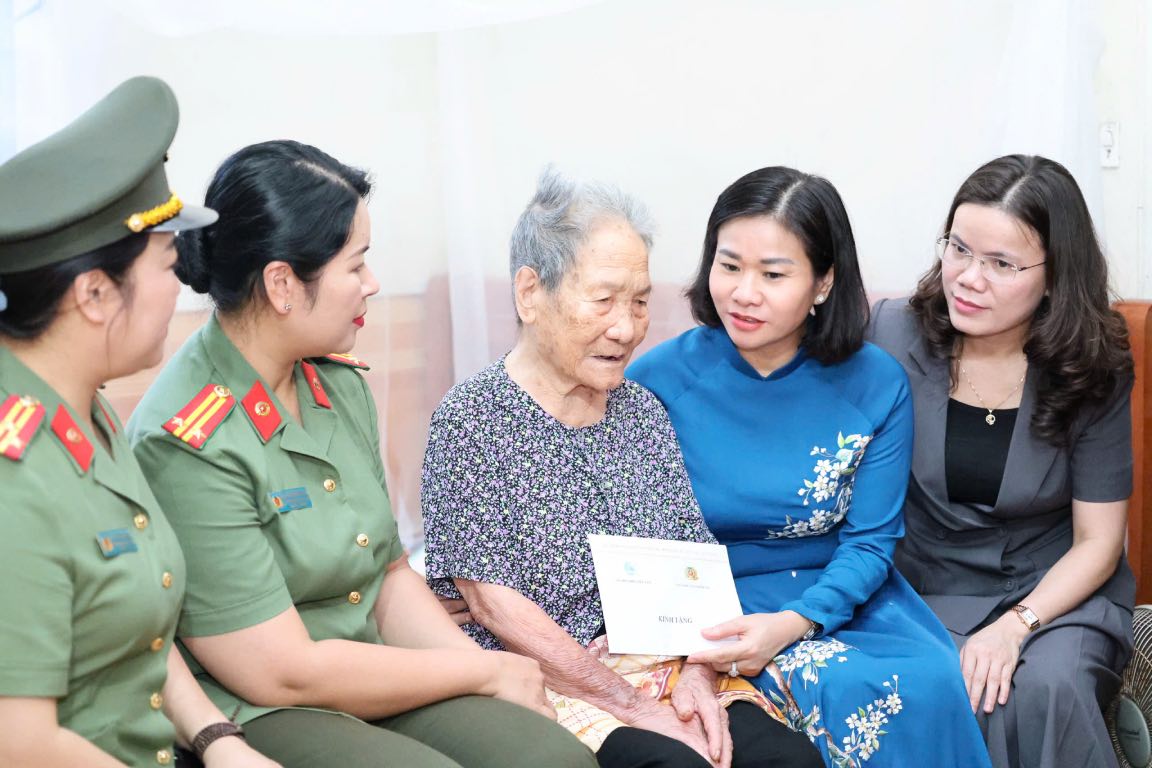 Miembro del Comite Central del Partido, Vicepresidente del Comite Central del Frente de la Paterna de Vietnam, presidente de la Union de Mujeres de Vietnam, Nguyen Thi Tuyen (2º de la derecha) visito y presento obsequios a la heroica madre vietnamita Pham Thi Su (92 años) en Giai Le Village, Tien Hoa Commune, Hung Yen. Foto: Thu ha