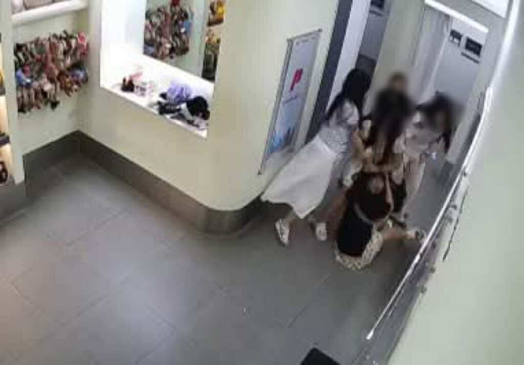 포토부스에서 이유 없이 베트남 관광객을 폭행한 한국인 2명. 카메라에서 추출한 사진