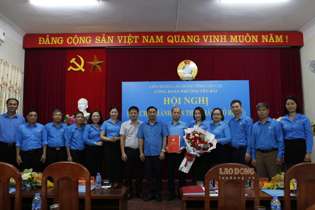 Los lideres de la Federacion Laboral Provincial de Lao Cai presentaron flores para felicitar al Comite Ejecutivo de la Union de Yen Bai Ward. Foto: Van Duc.