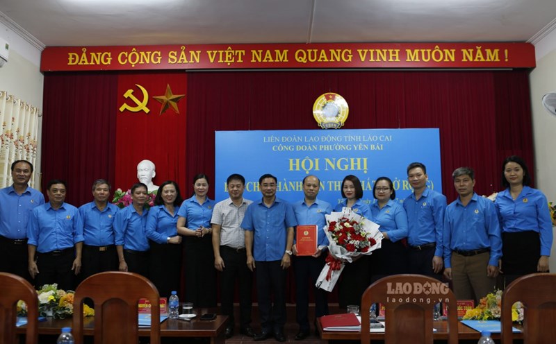 Leaders of Lao Cai Provincial Labor Federation presented flowers to congratulate Yen Bai Ward Trade Union Executive Committee. Photo: Van Duc.
