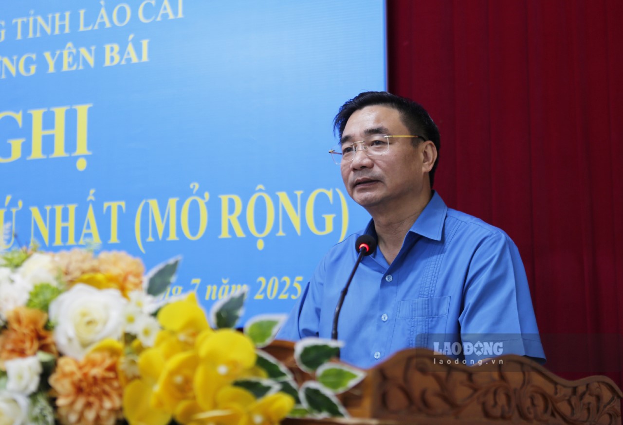 Ong Nguyen Chuong Phat - Chu tich Lien doan Lao dong tinh Lao Cai phat bieu chi dao tai hoi nghi. Anh: Van Duc.
