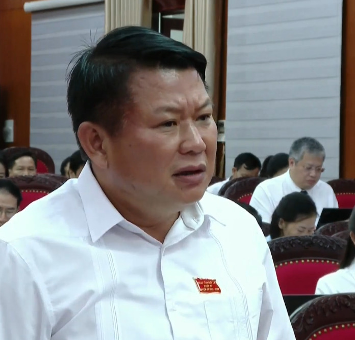 Ong Lo Minh Hung dai bieu HDND tinh Son La chat van Giam doc So Xay dung ve nguyen nhan khien gia vat lieu xay dung tang cao. Anh: Nguyen Truong