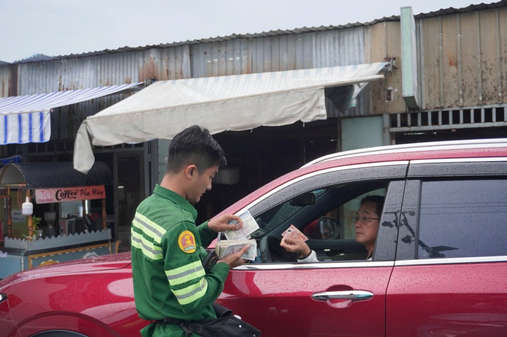 Nhan vien kiem soat ve phai di chuyen ra xa de thu ve nham tiet kiem thoi gian. Anh: Nhu Quynh