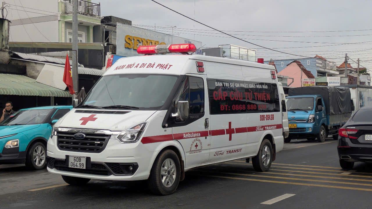 Xe cuu thuong cung bi ket lai khi di chuyen qua pha Cat Lai huong ve TPHCM. Anh: Anh Tu