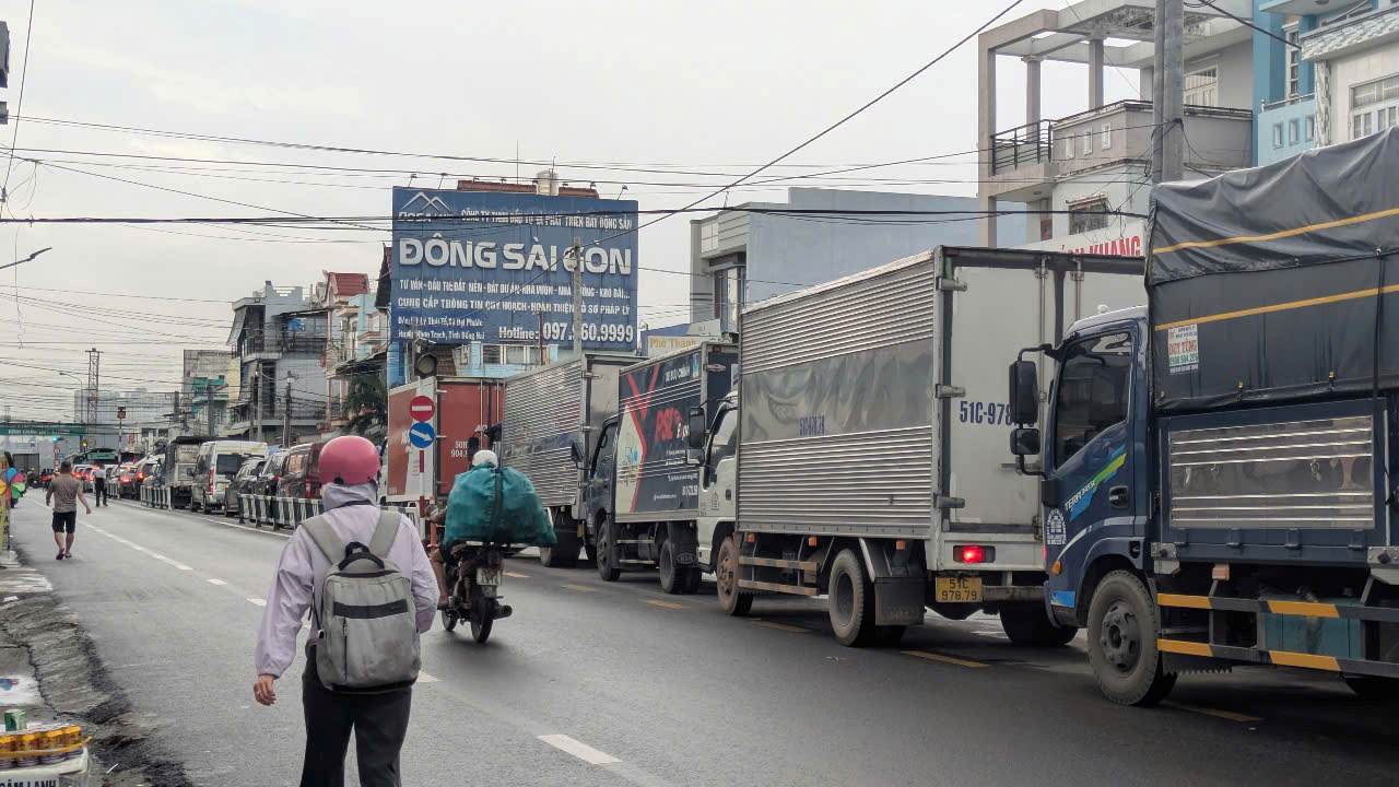 Den hon 16h, ghi nhan cua Lao Dong tinh trang un tac van chua dung lai. Anh: Anh Tu