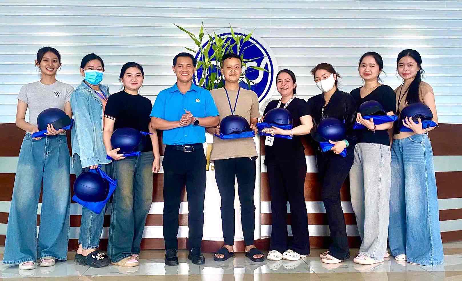 組合員、労働者に贈り物。写真:Pou Phong Vietnam Co. Ltd.の基礎労働組合