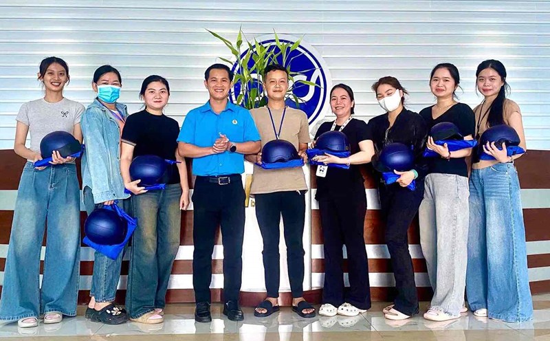 Giving gifts to union members and workers. Photo: Pou Phong Vietnam Co., Ltd.'s Trade Union
