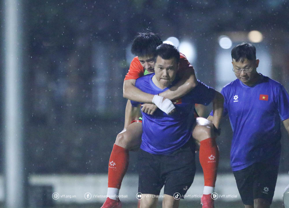 Thanh Nhan dinh chan thuong trong buoi tap cua U23 Viet Nam. Anh: VFF