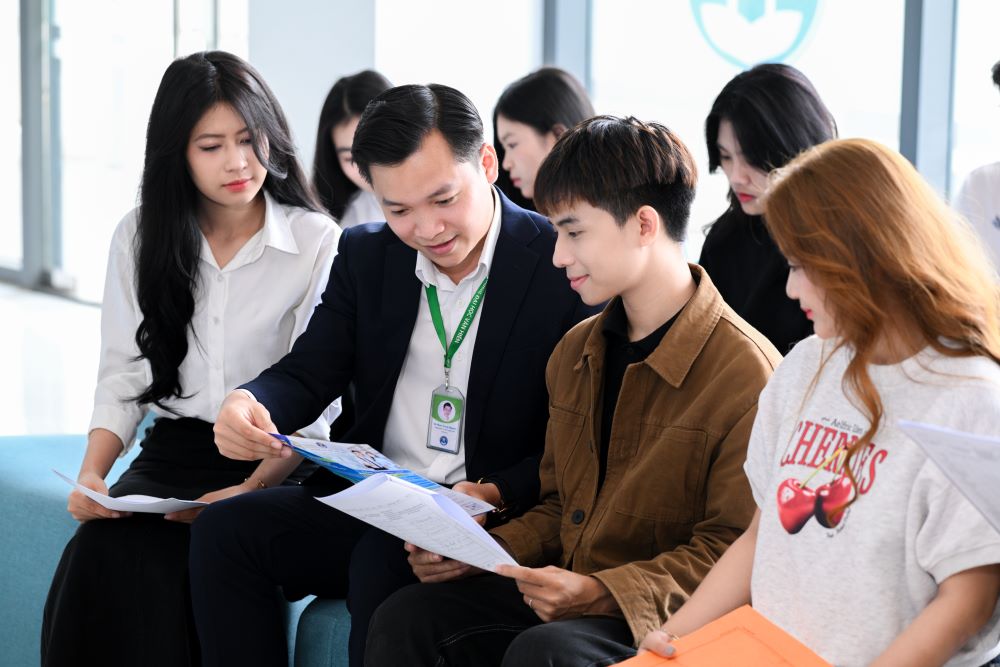 Van Hien University (VHU) anuncio un puntaje de admision universitario regular en 2025. Foto: Phuong Thao