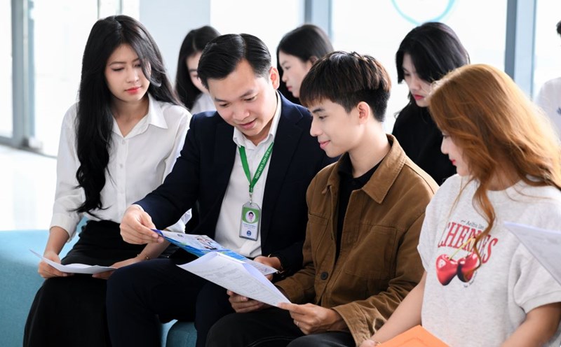 Van Hien University (VHU) has announced the regular university admission floor score in 2025. Photo: Phuong Thao