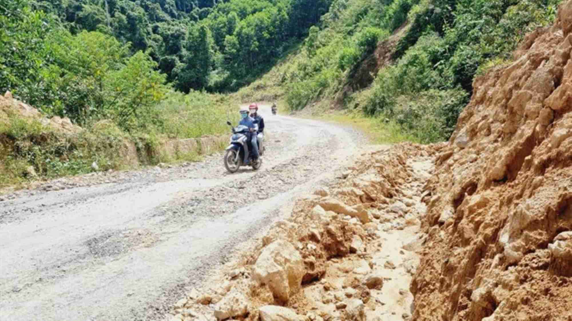 National Highway 14D to Nam Giang International Border Gate, Da Nang is seriously degraded. Photo: Hoang Bin