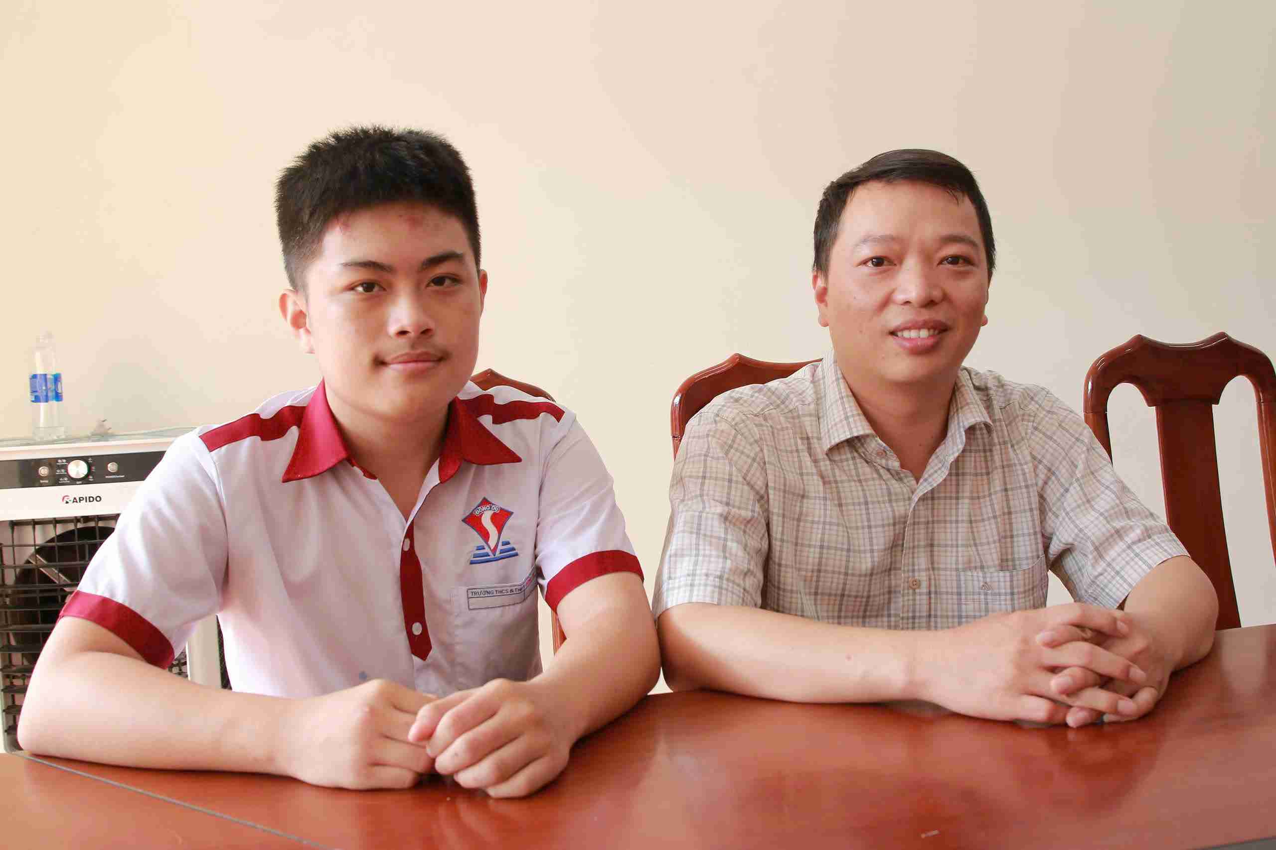 응시자 Nguyen Hoang Nhat Minh은 Dak Lak 지방 A01 및 D01 블록에서 가장 높은 점수를 받았습니다. 사진: Dinh Hang