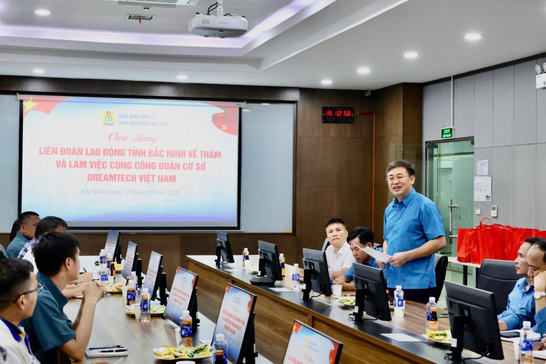 Ong Thach Van Chung - Chu tich Lien doan Lao dong tinh Bac Ninh phat bieu tai buoi lam viec tai Cong doan co so Cong ty Dreamtech Viet Nam. Anh: Quyet Chien