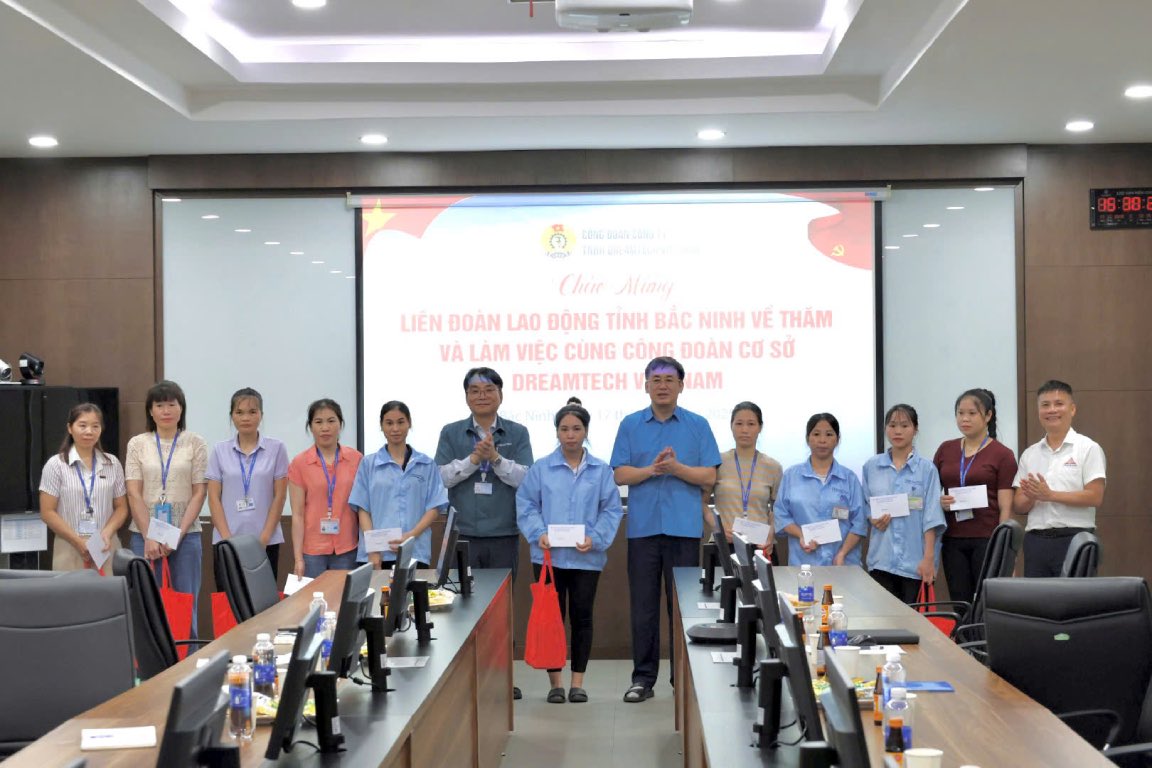 Sr. Thach Van Chung - Presidente de la Union Laborista de la provincia de Bac Ninh (sexto de la derecha) para dar regalos a los trabajadores. Foto: Quyet Chien