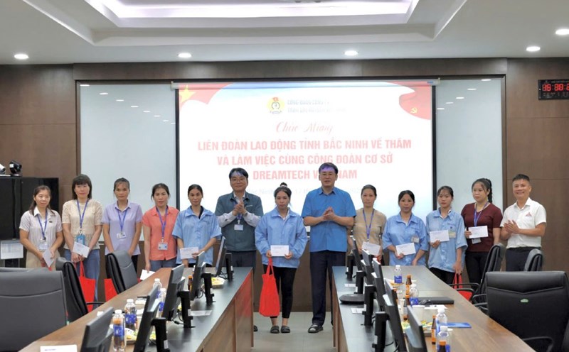Mr. Thach Van Chung - Chairman of the Bac Ninh Provincial Federation of Labor (6th from right) presented gifts to workers. Photo: Quyet Chien