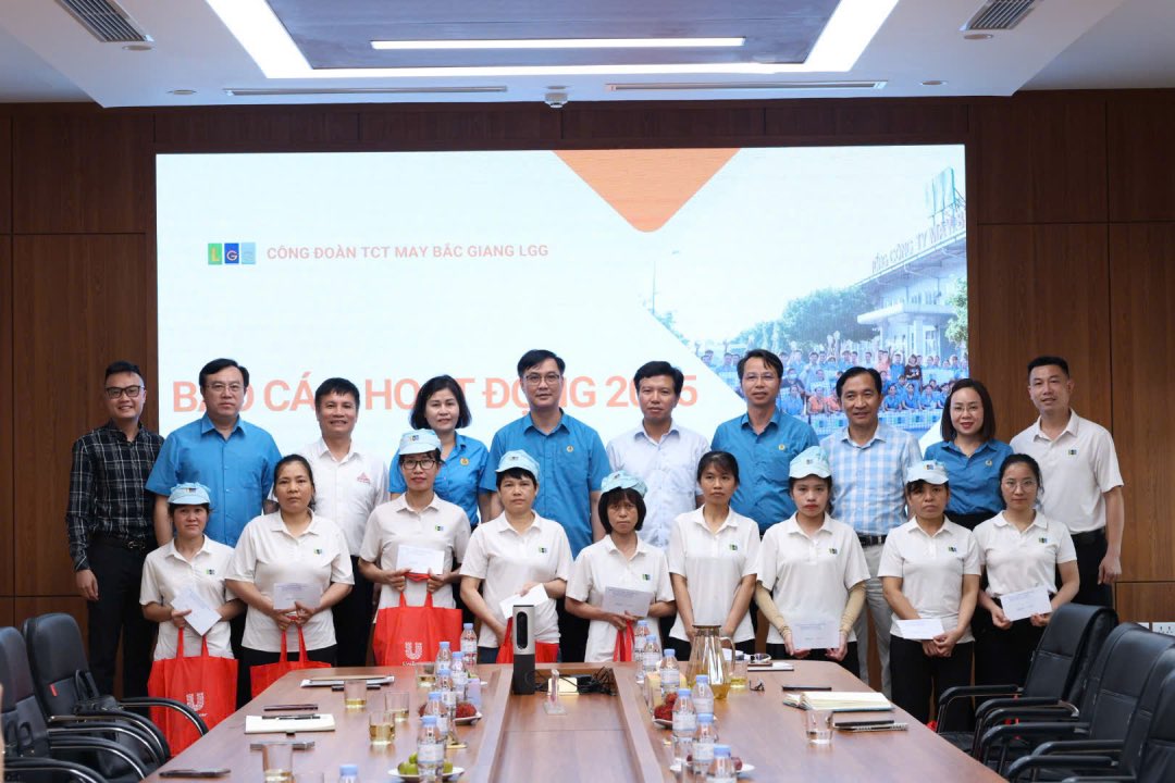 Ong Nguyen Manh Hung - Pho Chu tich Lien doan Lao dong tinh Bac Ninh trao qua