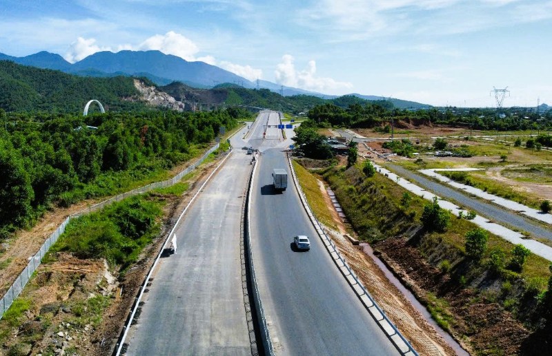 Nut giao Hoang Van Thai – von la diem nong nhat do thi cong cau vuot – da duoc khac phuc. Cac phuong tien da co the luu thong lien tuc tren mat duong be tong nhua toan tuyen 11,5km. Anh: Truong An