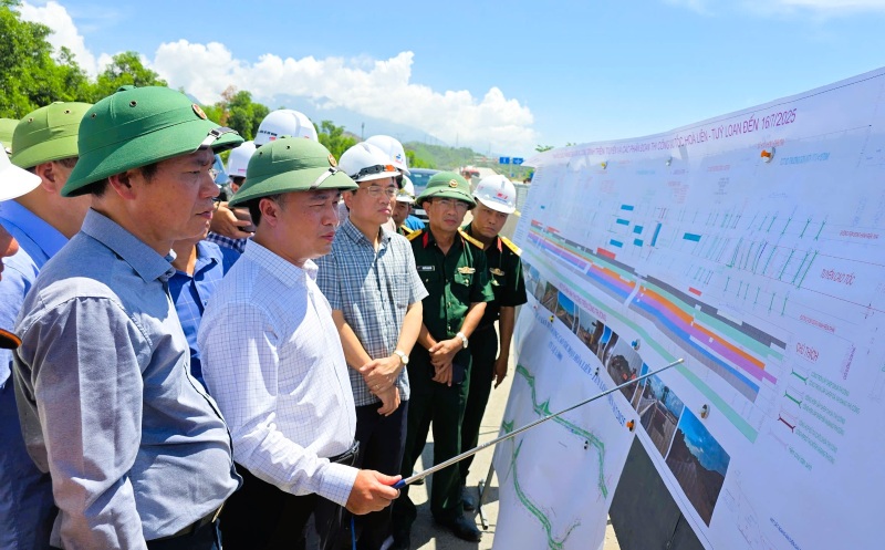 Thu truong Bo Xay dung Nguyen Viet Hung kiem tra du an cao toc Hoa Lien - Tuy Loan (TP.Da Nang) ngay 17.7. Anh: Truong An