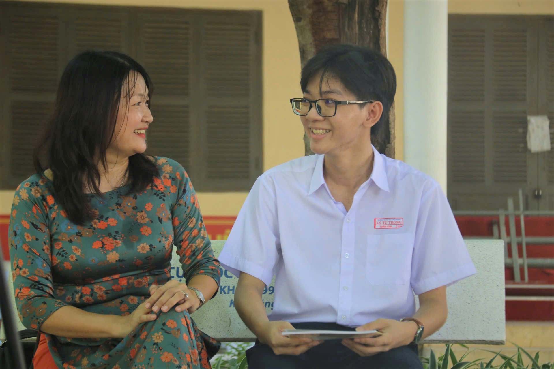 Nguyen Nhan Tam - Un estudiante de Ly Tu Trong High School (NHA Trang) es el valedictoriano del examen de graduacion de la escuela secundaria 2025 de la provincia de Khanh Hoa. Foto: Phuong Linh