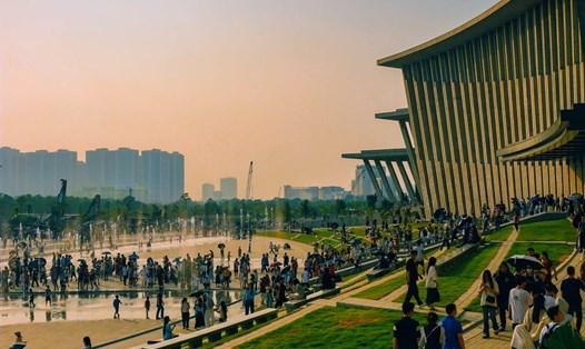 Bảo tàng Lịch sử Quân sự Việt Nam dưới ánh hoàng hôn.