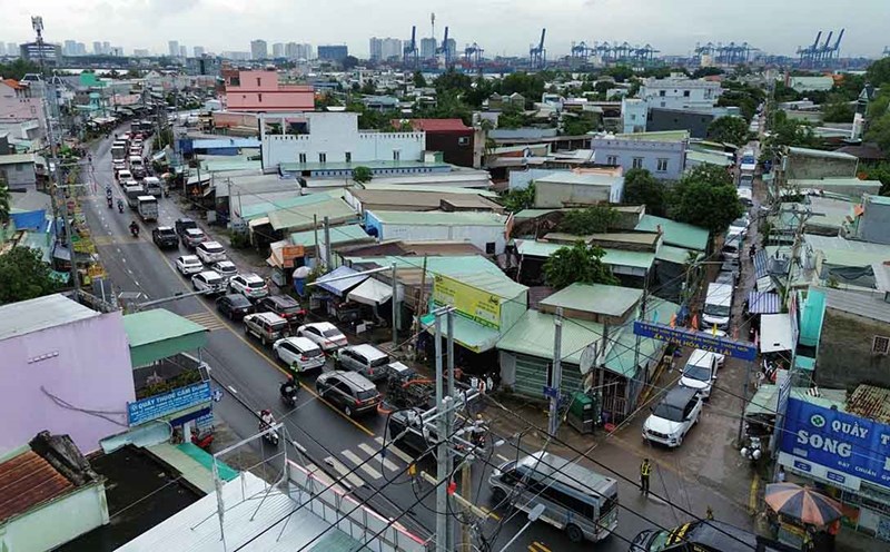 Traffic jams of more than 10 km on Cat Lai ferry, drivers are tired because they only have to travel a few kilometers to Ho Chi Minh City in 3 hours. Photo: Anh Tu
