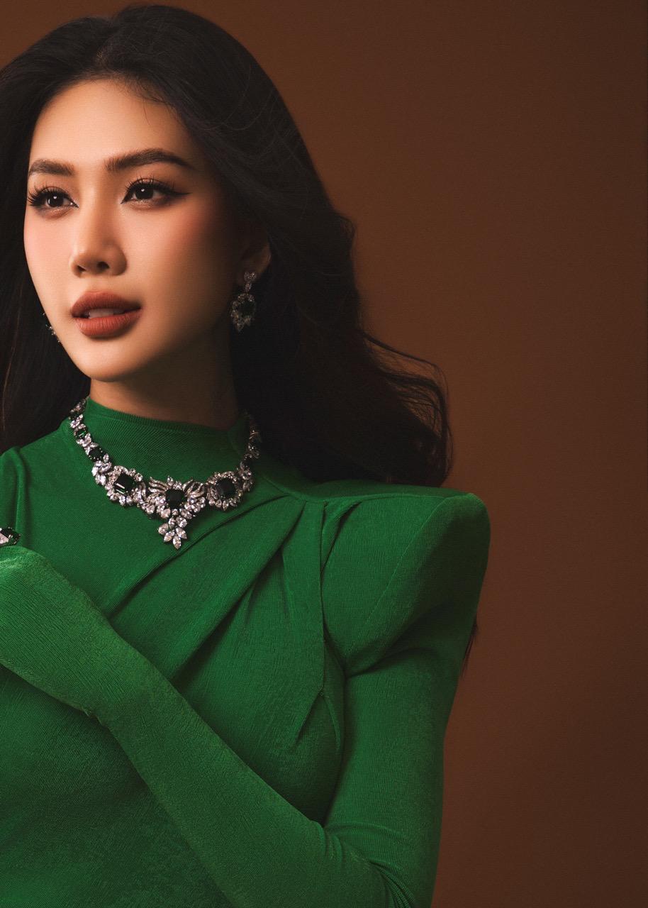 Người đẹp đã nhiều lần xuất sắc chạm đến đỉnh vinh quang tại các cuộc thi như: Miss Universe Vietnam 2023, Supermodel International 2022, Quán quân Supermodel Vietnam 2018, Hoa hậu Áo dài Việt Nam Thế giới 2017.  