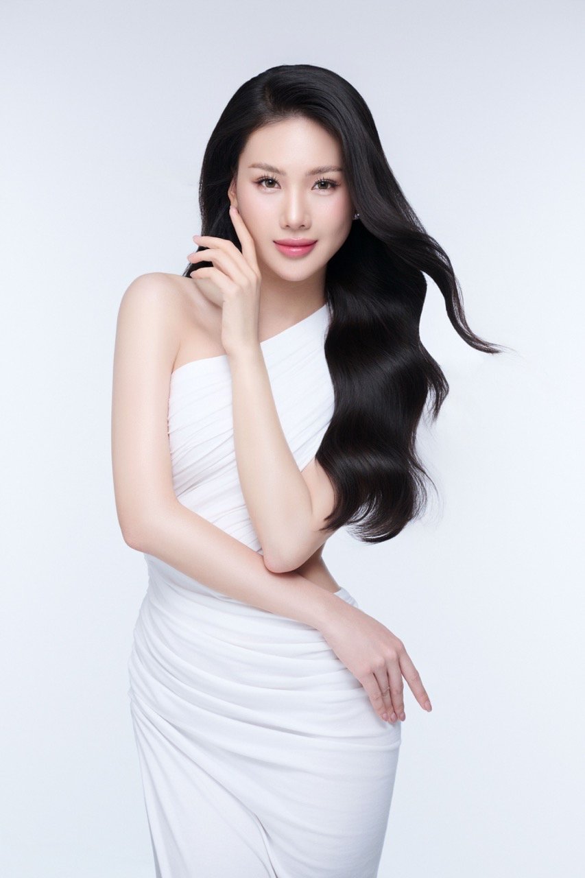 Chia sẻ về quyết định nhận lời làm huấn luyện viên chương trình Hoa hậu sinh viên Việt Nam 2025, Bùi Quỳnh Hoa cho biết: “Tình yêu đối với các cuộc thi nhan sắc vẫn luôn cháy bỏng trong Hoa, hơn hết hiện tại Hoa cũng đang quay trở lại với việc học, là một sinh viên nên mình có sự thấu hiểu, đồng cảm với các bạn“.  